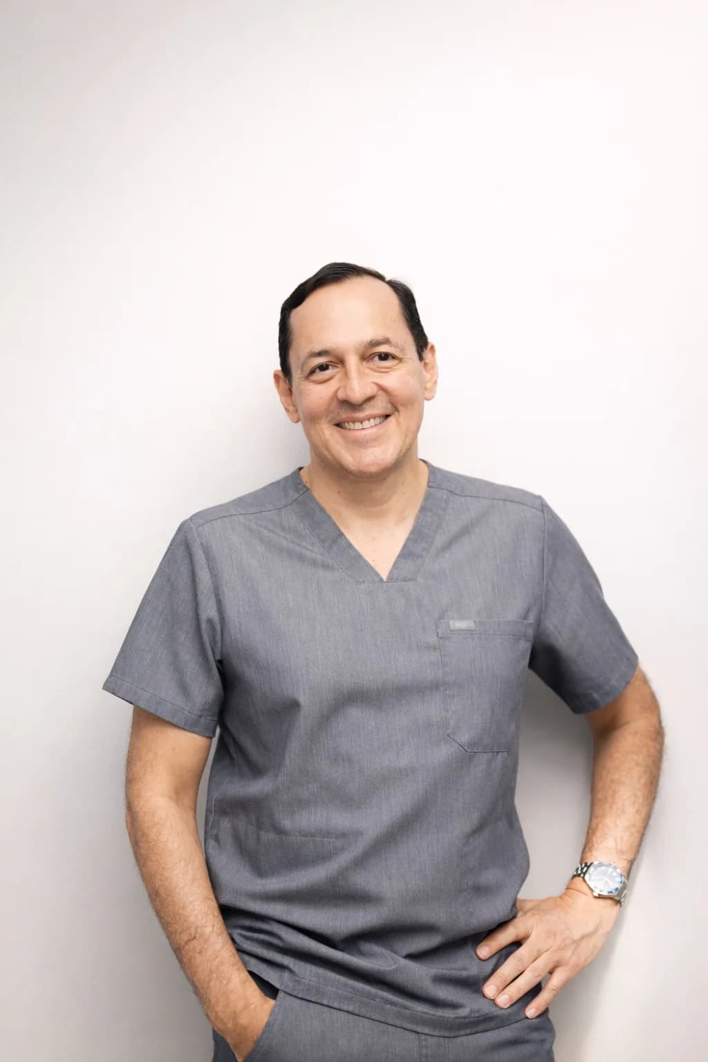 Dr. Diego Mena — Oftalmólogo