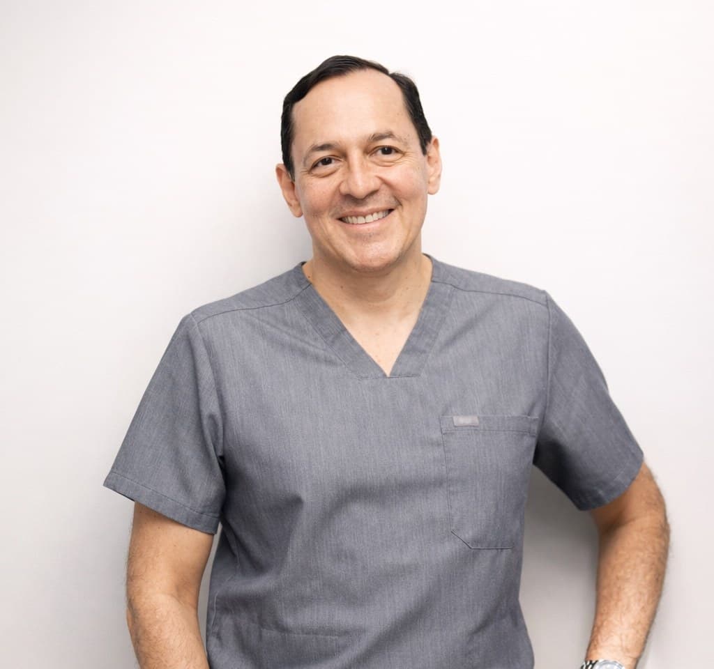 Dr. Diego Mena, oftalmólogo