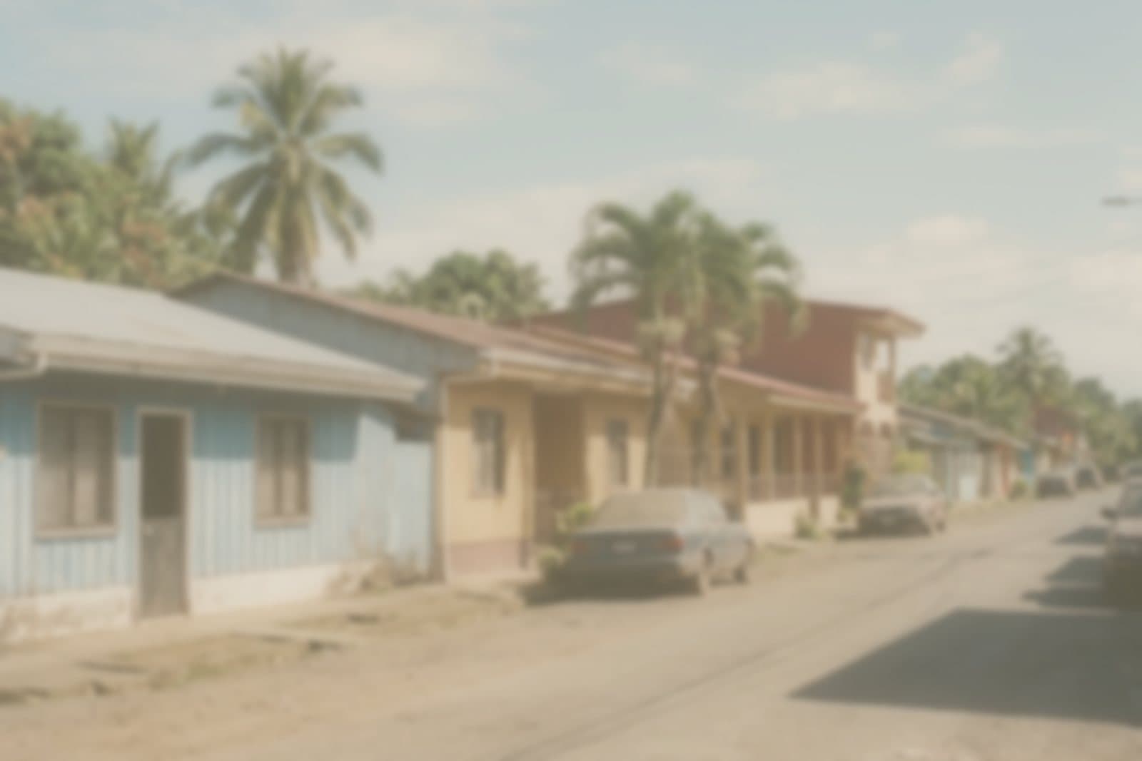 La misma calle, borrosa y con colores apagados, como puede verse con cataratas